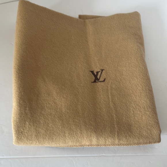 ❌🔥SALE❌PRICE DROP ❌AUTHENTIC Louis Vuitton Epi Saint Cloud /Crossbody Ba… - Picture 9 of 17